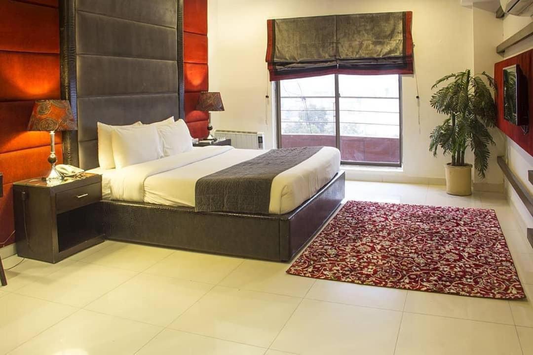 Maisonette Hotel & Apartments Lahore Eksteriør billede
